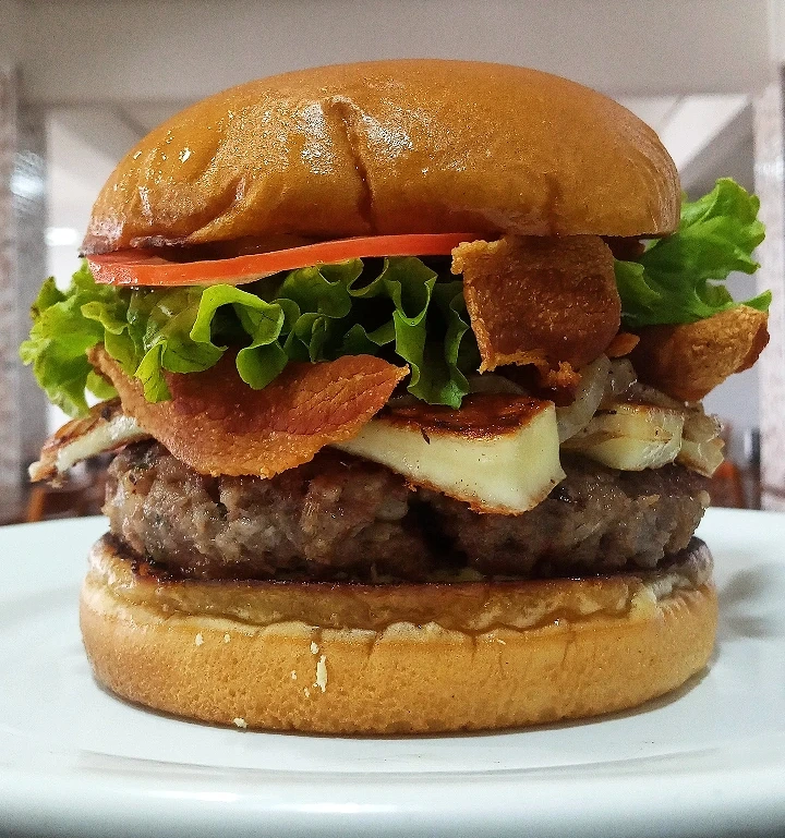 Hambúrguer artesanal do Estrala Bar, com bacon, queijo e pão brioche